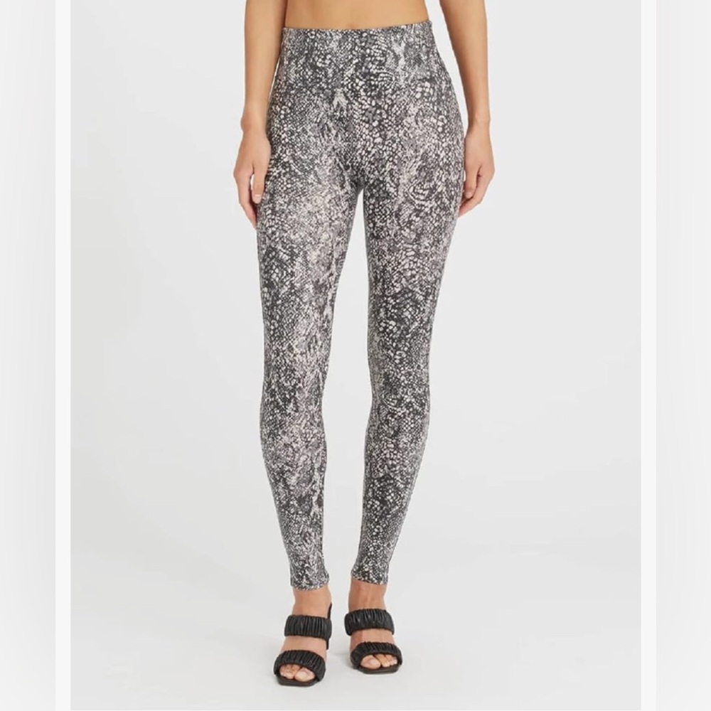Spanx Faux Leather Snake Shine Leggings –‎ Black/Gray/White 🐍
